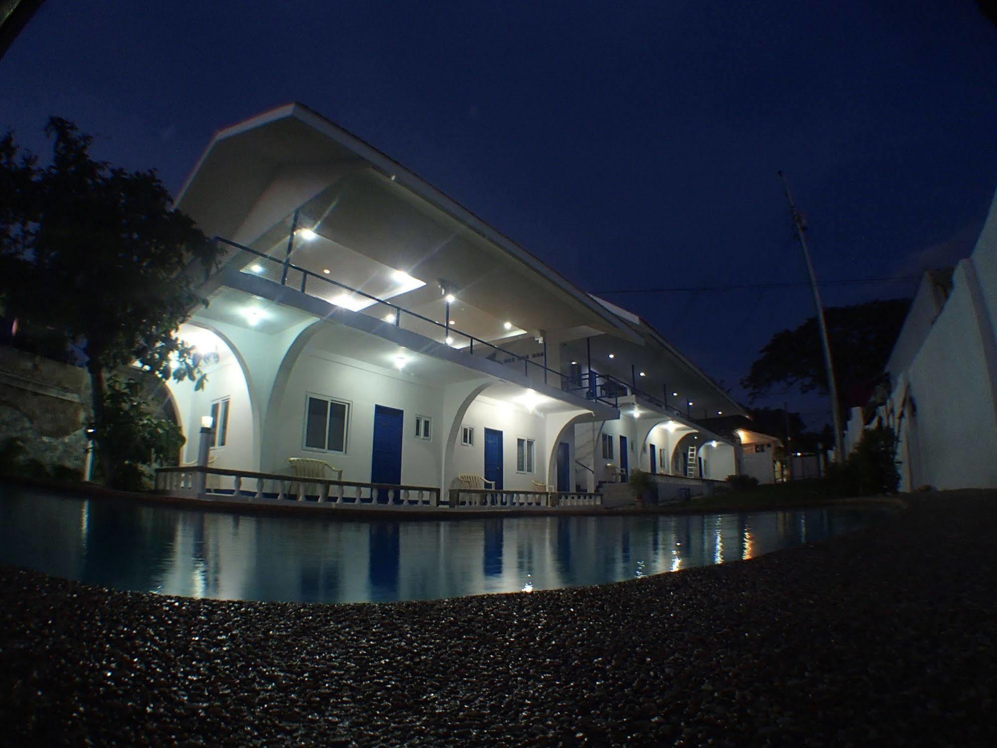Pescadores Suites Moalboal Exterior photo